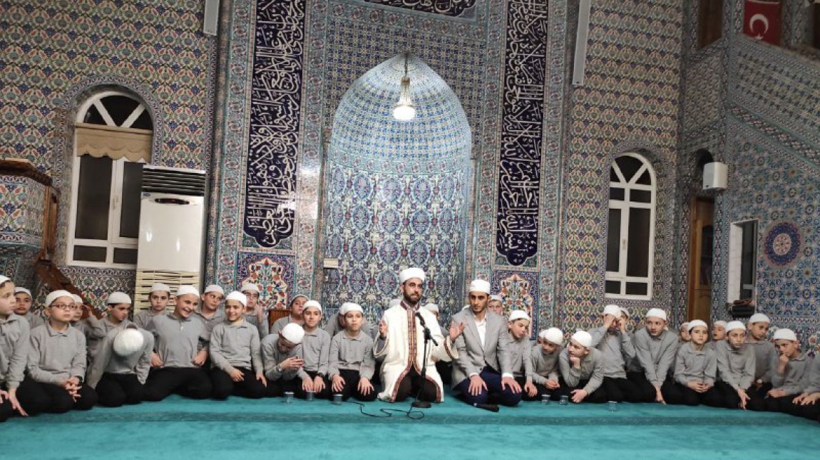 Sultan Beyazıt İmam Hatip Ortaokulu ve Diriliş Hafız Yatılı Kuran Kursu Öğrencilerimiz Beraat Gecesi Merkez Sinanbey Camii'nde program icra ettiler.